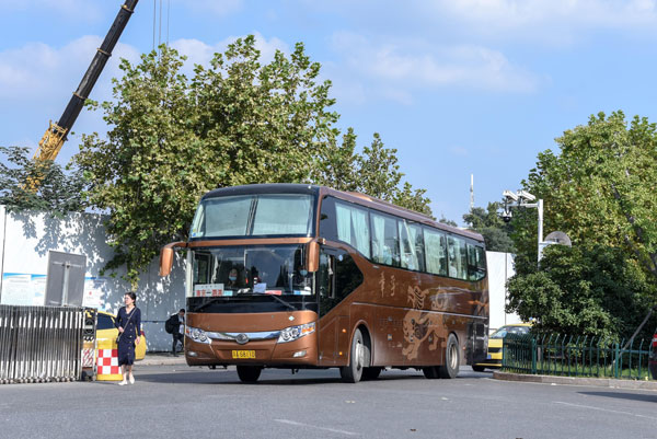 （班車租賃費用）企業(yè)班車租賃多少錢？決定因素哪些？